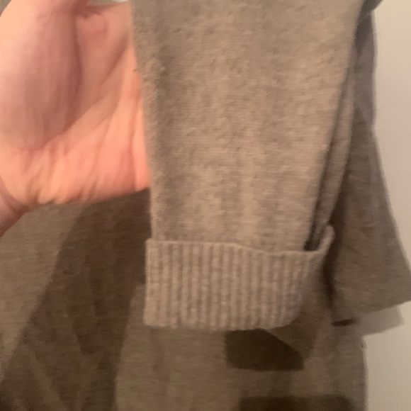 Stunning Pure Luxe 100% Cashmere shall from Tahari SZ L 🔥 - Picture 8 of 9